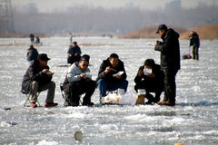 北京：千人凿冰钓鱼