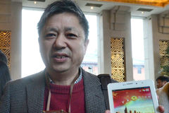 南京政协委员拿Pad开会