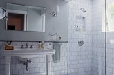 独特的地面铺装能给你的浴室增加个性。在这些例子里，都是通过瓷砖设计来表现其特色的，或选用不同颜色的瓷砖，或选用不同形状的瓷砖，因此实际操作起来并不困难。（实习编辑：容少晖）