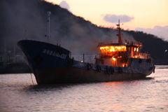 浙江舟山一运油船海上起火 4人被困