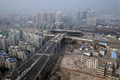 武汉1.7万吨大桥空中转体106度