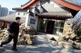 2014年1月15日，北京紫竹院公园问月楼餐厅整改定位为“茶餐厅”，一位游客经过大门口。（实习编辑李丹）