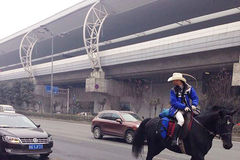 成都男子因买不到票骑马回家