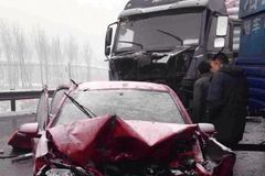 春运首日京沈高速百车相撞