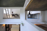 来自日本的设计师篠崎弘之建筑设计事务所、Hiroyuki Shinozaki，设计出这个相当别出心裁的空间住宅，在东京寸土寸金的土地当中，以全开放的型式以及楼板，交叠出这个极具张力的设计空间，同时也兼顾住户的使用需求，在不同交错的楼层之间，满足各个使用功能，以人为考量、以人为出发。不过将来如果有小孩的时候，可就要小心这些开放式的结构了。（实习编辑李丹）