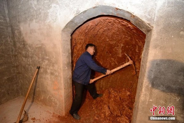 湖南“土豪”别墅下耗时五年自挖酒窖 藏酒千余坛