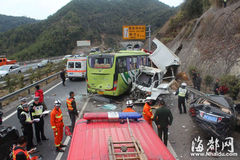 夏蓉高速16车连环相撞致2死8伤