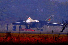 新版歼20战机进行高密度地面测试