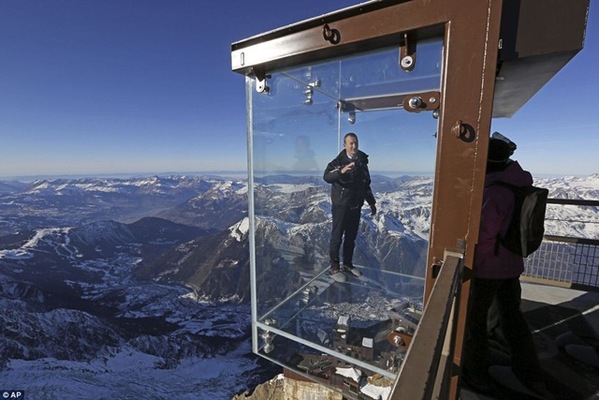 挑战极限的玻璃观景台 四千米阿尔卑斯巅峰一览无遗