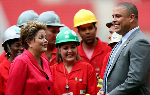 大罗陪同巴西总统视察世界杯球场