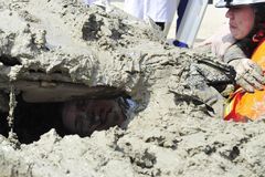 福州：泥浆车压顶 女司机泥里逃生