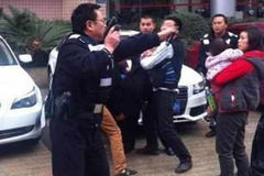 男子持刀袭警被民警拔枪制服