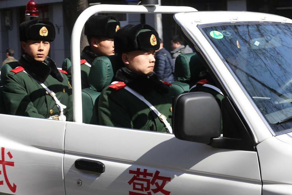 2014年2月27日上午，北京，两辆武警敞篷越野车在天安门广场附近的南河沿大街巡逻。