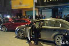 奔腾擦挂奔驰 司机被“吓死”