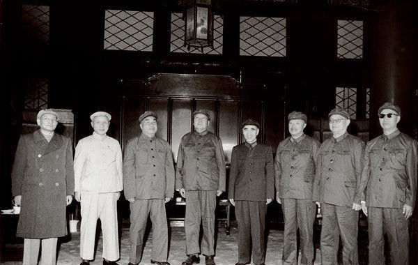 1966年8月18日，毛泽东身着军装接见红卫兵，这也是毛泽东自新中国成立以来第一次穿军装。那一天，除了林彪之外，徐向前和其他各位元帅，都没有穿军装。在天安门城楼上，临时得到通知说，接见完红卫兵之后，毛主席要和元帅们照相。元帅们的工作人员，都急忙返回住地取军装。贺龙元帅一时找不到合适的衣服，帽子又太小，搞得很局促。那张照片，是毛泽东和元帅们在一起的最后一张历史照片。图为1966年8月18日在天安门城楼上合影。左起：陈云、邓子恢、朱德、毛泽东、林彪、贺龙、叶剑英、徐向前 