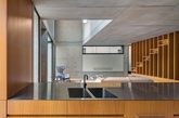 澳大利亚建筑事务所Nobbs Radford Architects 完成的一项住宅扩建项目，以厚重的混凝土墙面和深嵌的门窗为特点。这个双层建筑作为已有住宅的配楼，为住户提供一个新的开放式起居和用餐空间。设计巧妙融合了隐蔽性和选择性的开发展示。室内为裸露的混凝土墙面，橡木家具、松木地板等暖色调的元素作为调和。（实习编辑：温存）