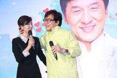 成龙与春妮脸贴脸