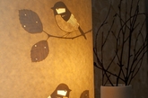 最普通的纸皮也变成艺术品质感的灯具？来自英国的设计师hannah nunn的纸皮灯，总部设在英格兰的约克郡，这些画有植物图案的设计灵感来自于自然界，给人一种美丽、温馨的自然享受。 （实习编辑：胡嘉怡）