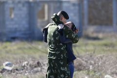 女子与在克里米亚乌军士兵亲吻