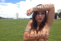 巴西女记者发起拍裸照抗议行动