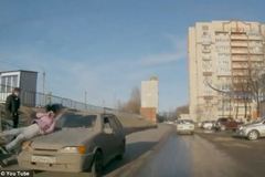 女子打电话横穿马路被撞翻