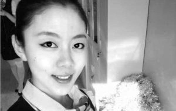 爱美的李莹在紧张训练间隙，一有机会就会来几张自拍。