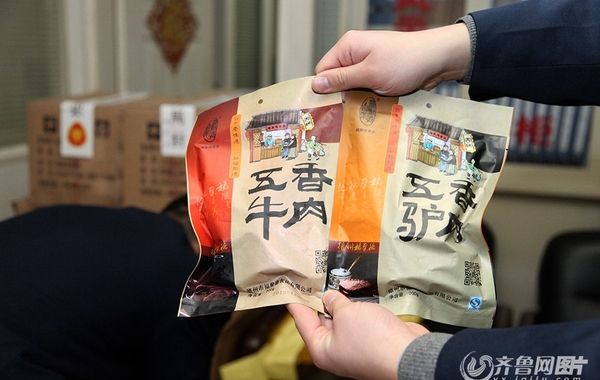 11月28日，济南市民王先生到泉城路沃尔玛超市购买了德州福聚德食品公司生产的五香驴肉和五香牛肉共1600袋。齐鲁网记者 李聪格 摄