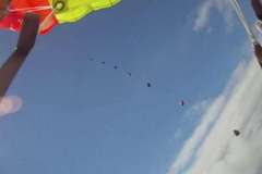 跳伞男子与陨石擦身而过