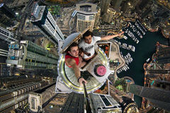 冒险家在迪拜高楼上自拍