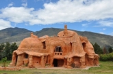 哥伦比亚64岁的建筑师奥克塔维奥•曼多萨(Octavio Mendoza)用陶土烧制出了自己的住所。他把这个5400平方英尺(约502平方米)的房子称为世界上最大的“陶器”。这座陶制房屋坐落在哥伦比亚一个风景优美的山村里。从外面看，它就像一座高高的泥土堆，但走进你便会发现屋内不仅布局合理，还充满着温馨的气息。 （实习编辑：胡嘉怡）