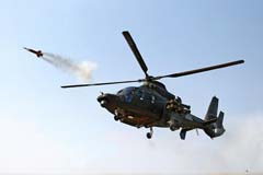 直9发射反坦克导弹瞬间