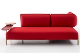 西班牙设计师Patricia Urquiola 为意大利家具品牌Moroso 设计的模块式沙发。这个沙发系统命名为“Tender” ，其独特之处在于组成的各部分可以灵活移动，根据实际需要转化出新鲜多变的外形。沙发的主体部分采用了铝制框架，设有纤细的木腿，敦厚的软垫由单面平纹针织布包覆。沙发的靠背可以弯折和移动位置，配合不同的摆放方式，及小茶几的灵活利用， 形成不同的组合。（实习编辑：胡嘉怡）