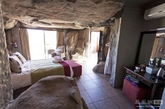 5月12日报道，位于南非的Kagga Kamma自然度假酒店是一所十分别致的度假村。与其它钢筋水泥的酒店不同，它主要是依托自然的岩洞而建，使游客远离手机，霓虹灯和空气污染的困扰，能够当一把现代社会中的“原始人”。据悉酒店出了提供10种不同类别的客房以外，也有露天套房以满足格外浪漫的游客。此外，这座酒店的房间还接受网上预订。凤凰家居整合（实习编辑：胡嘉怡）