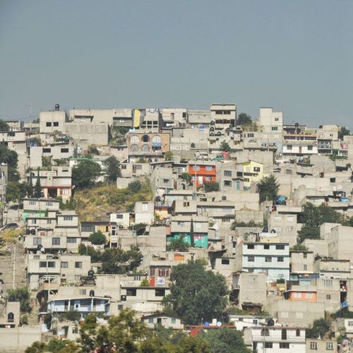 墨西哥惊人贫富差距：贫民窟与富人区仅一墙之隔