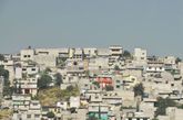 比金字塔更震撼的是在墨西哥城周围绵延几公里的贫民窟。