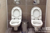 据英国《快报》1月22日报道，1月20日，社交网站“推特”上一张俄罗斯索契冬奥会比赛场馆的男厕照片迅速走红。照片显示，男厕所的一个小隔间里竟出现了两个马桶。