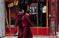 实拍：四川阿坝洽塘街上的僧侣 逛街购物品茗