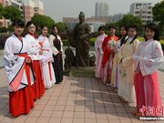 湖南大学生照“另类”毕业照 手持银针着汉服