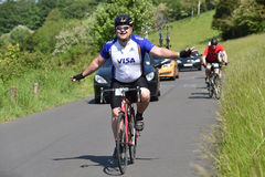 车手脱把欲庆胜利 意外跌倒被反超