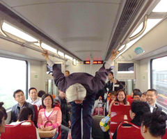 上海一白发老汉地铁玩“双杠”