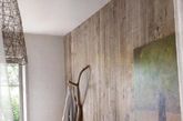在乡村风日益流行的今天，我们的卫浴空间也需要融入曼妙的田园色彩，那种轻松、不雕琢的感觉才适合放松全身。这种风格的卫浴空间都比较大，招牌特点就是尽可能选用木、石、藤、竹、织物等天然建筑材料，如墙上的护墙护板、天花板上的木横梁，都会给浴室增添一种温馨、舒适的感觉。