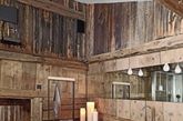 在乡村风日益流行的今天，我们的卫浴空间也需要融入曼妙的田园色彩，那种轻松、不雕琢的感觉才适合放松全身。这种风格的卫浴空间都比较大，招牌特点就是尽可能选用木、石、藤、竹、织物等天然建筑材料，如墙上的护墙护板、天花板上的木横梁，都会给浴室增添一种温馨、舒适的感觉。
