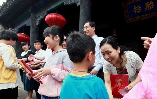 5月25日上午10点，一向静穆的孟府内忽然热闹起来，100个拿着画架的小朋友在父母的陪伴下，兴奋的穿梭在这片古老的建筑中找寻自己钟意的位置，支画架、铺画纸、开始现场描绘自己心中美丽的家乡……一场别开生面的百名儿童画家乡活动展开了。