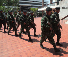 泰国民众与军方冲突照片