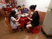 湖南多地暴雨灾害现场 民众淡定吃饭