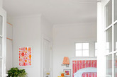 粉红色的地板，橙色的家具，白色的墙壁和窗台，足以让你在这个清新的世界中轻轻地睡上一个下午。（实习编辑：庄沐林）