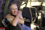 退休工程师15年住在波音727 睡沙发床吃罐头过日子