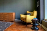 家居里的色彩搭配，除了装修和家具之间的协调之外，试一试从有质感的木地板入手，不仅搭配起来更赏心悦目，还为整个空间的格调提升起了很大的作用哦！（实习编辑：胡嘉怡）