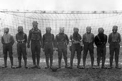 回顾一战：带防毒面具踢足球