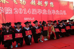 “袖珍女孩”毕业时的合影